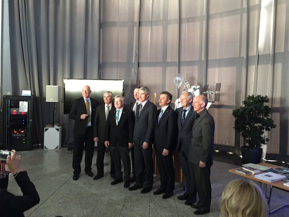 Schpace's tweet image. Jubiläum in Bonn: 25 Jahre von MIR92 und 20 Jahre von MIR97. Jede Menge Raumfahrer zu Gast im DLR!