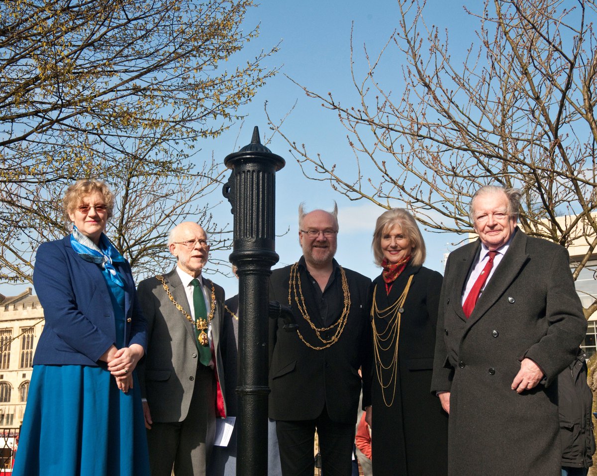 yorkcivictrust's tweet photo. #York born John Snow #Memorial and #plaque Unveiling by Geoff Snow, his Great Great Nephew @yorkmedicalsociety https://t.co/TTFbd8rWT1 https://t.co/LWmKwn74fq