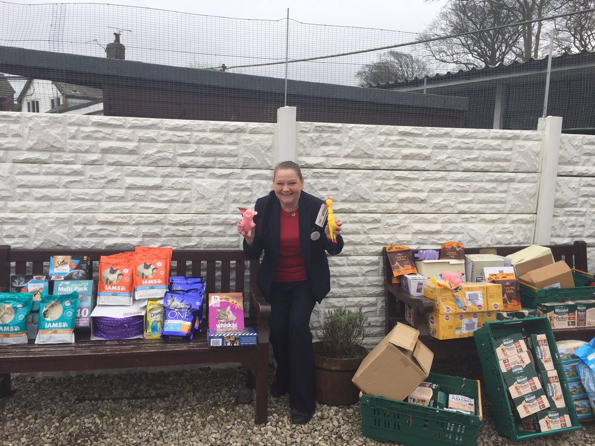 Great visit to Freshfields today donating cat and dog food <a href="/TescoAllertonRd/">TescoAllerton</a> <a href="/Freshfieldsresc/">Freshfields</a>