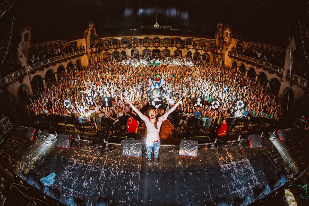 steveaoki's tweet photo. Chicago! 🚀🚀🚀 fun facts. Twinkies n spray paint were invented hereThe first playboy mansion was here. Shout out @chancetherapper 4 bein dope https://t.co/koJamQ2OpI