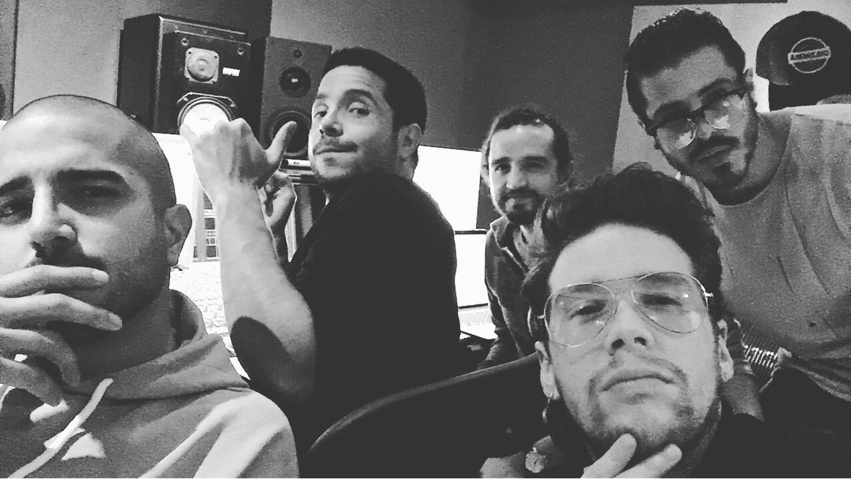 Calidandee's tweet photo. 🎹🎼 Seguimos trabajando en el estudio 🎤🔊 @piso21music @dimpiso21  @andrestorrest @llanepiso21 🔥❌💮❌ https://t.co/V2xsugzcXv
