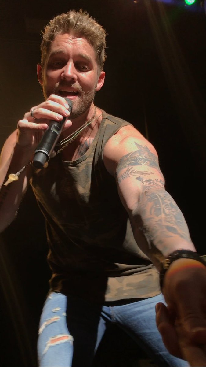 meghanclapper74's tweet photo. When I held @BrettYoungMusic hand 😍😍 https://t.co/aCPuOvrB04