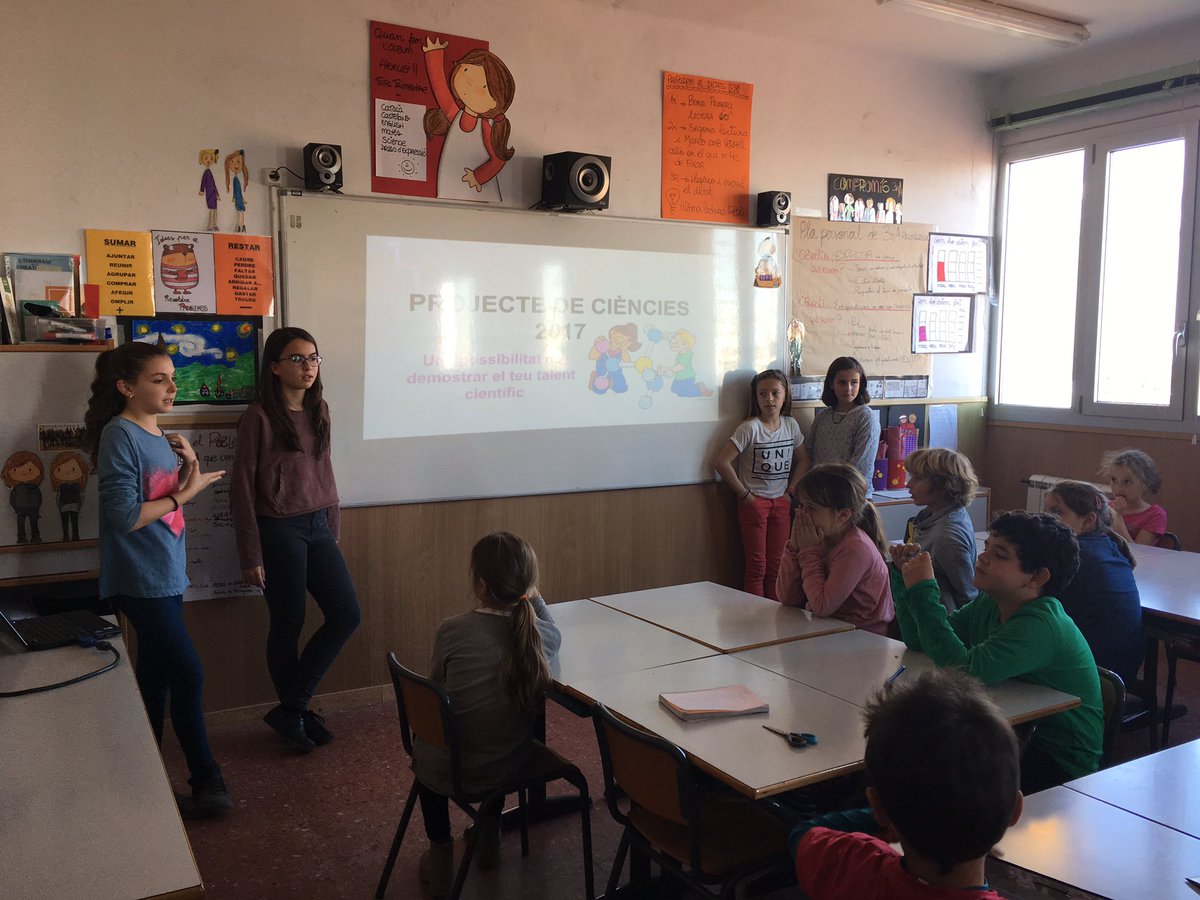 ProjecteCiencia's tweet photo. Veteranes en els projectes de ciéncia passen per les classes a repartir les butlletes d'inscripció. Comencem! https://t.co/N2hPH1JKin
