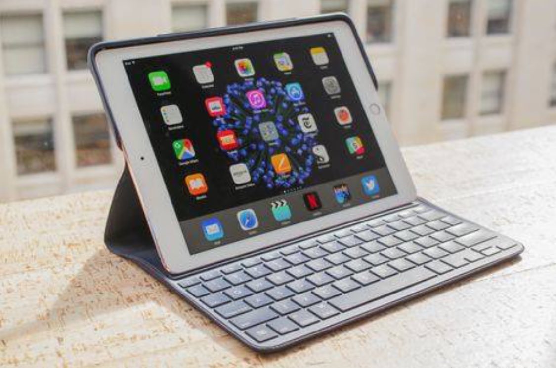 TechGuruXpress's tweet photo. How to use your iPad as a laptop. https://t.co/WR4MGcRQoy https://t.co/zFKv91VSkZ