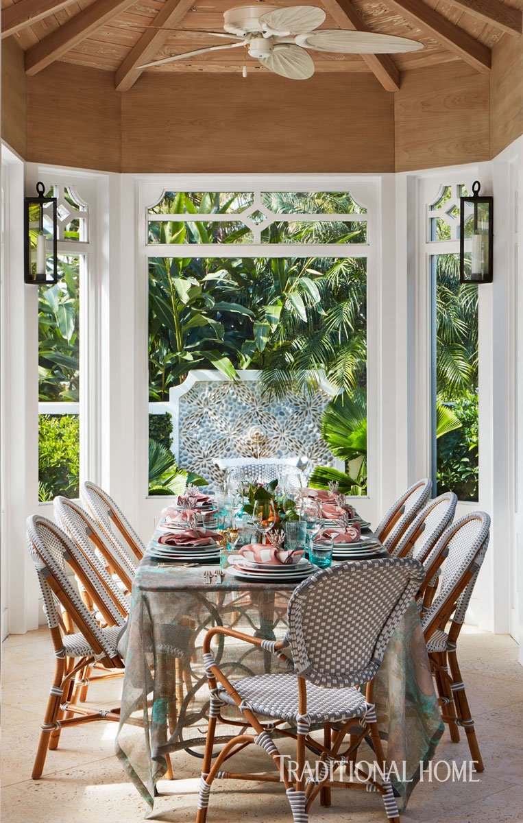 traditionalhome's tweet photo. Textile designer @NicoletteMayer artfully serves up seaside fare: https://t.co/ug0vLkz55P. #THColor https://t.co/T6mwU2EKWj