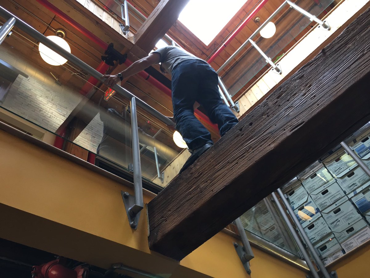 Metcap Jpg Les locataires ont trouvé un moyen d'accéder à l'escalier pour débarrer ...