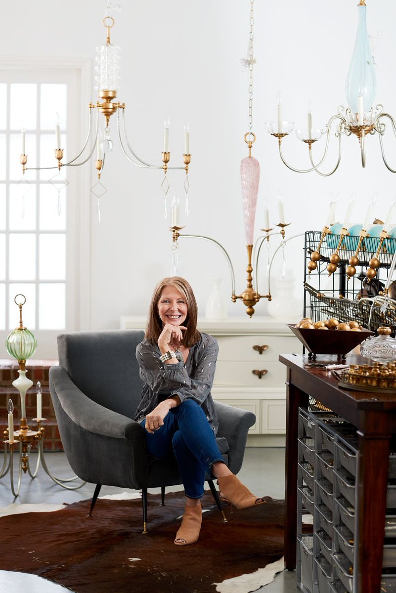 traditionalhome's tweet photo. North Carolina lighting designer #LouiseGaskill goes modern with Murano: https://t.co/VSlbwpt0uo. #THColor https://t.co/E31k6i8ePP