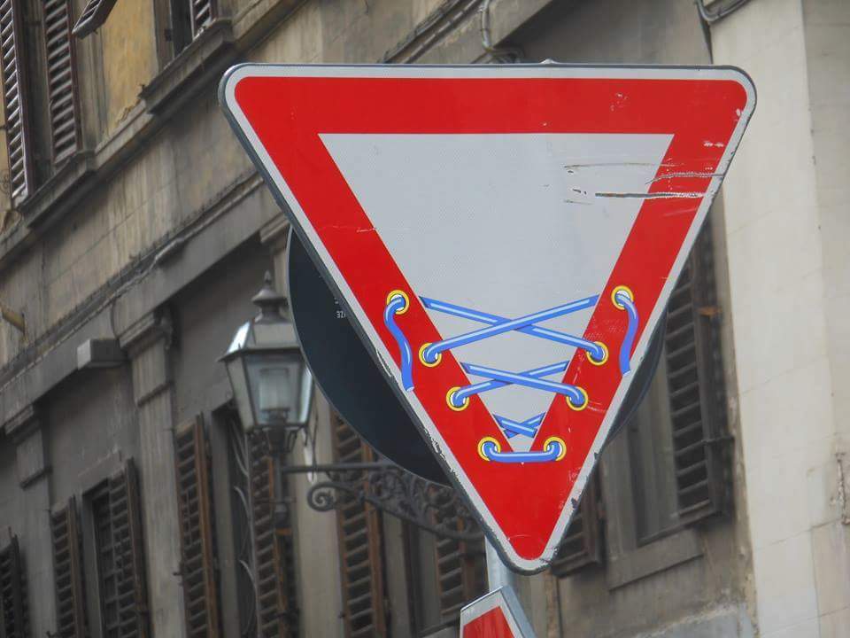 Il nuovo "dare precedenza" in versione #GirlesqueStreetBand! 🎼