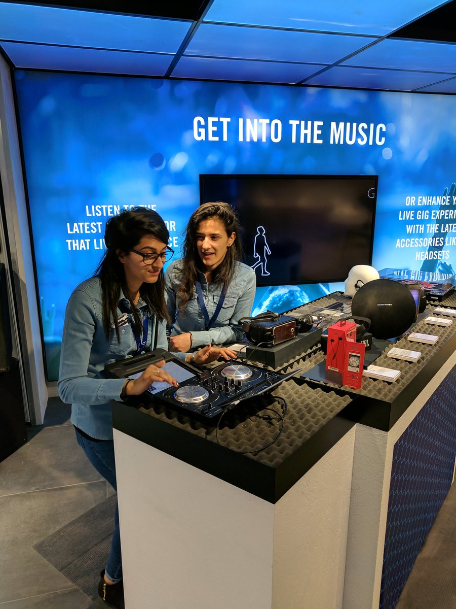 rockyguruo2's tweet image. Get into the music @O2Manchester learn how to DJ like a pro @O2Guru_Syeda @O2GuruBeth #o2manchestermarketst