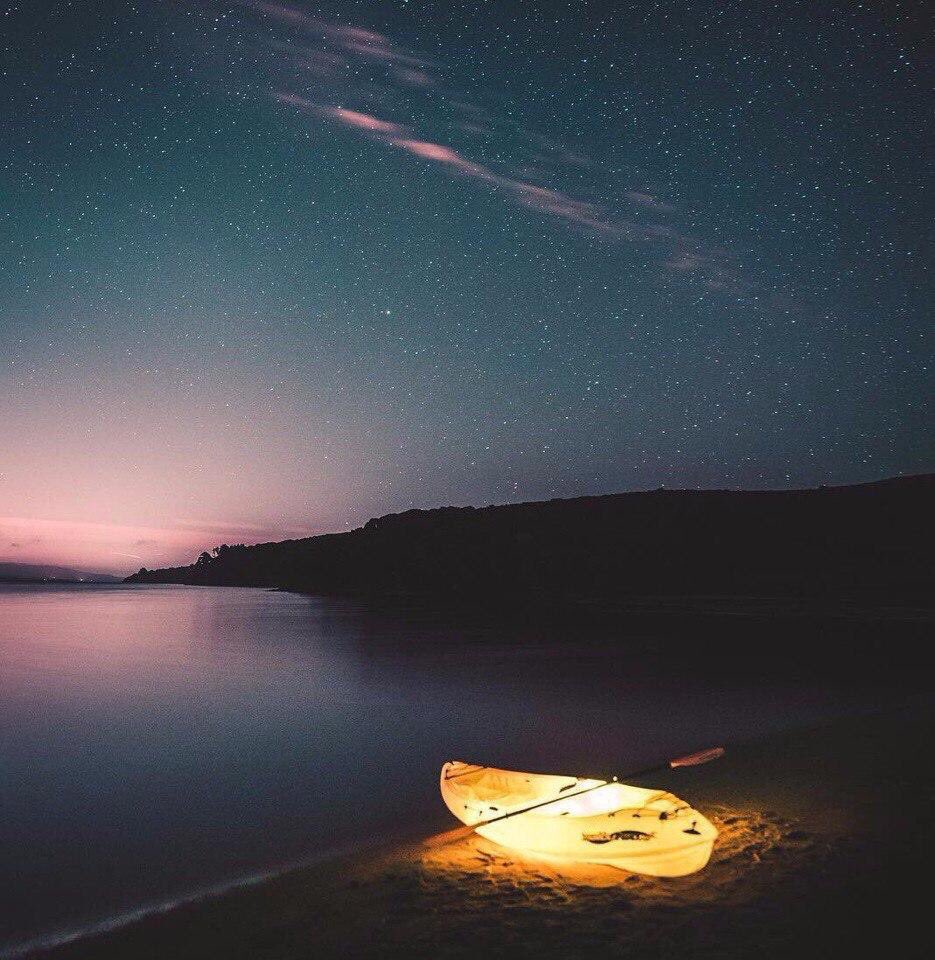 девушка под луной. очарование ночи. деревья на фоне ночного неба. маяк на побережье вечерние звезды. прелесть ночи.