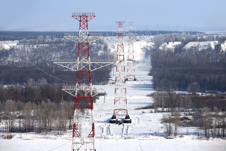 Спецпереход через Вятку ЛЭП 220 кВ.Установлены.опоры высотой от  92 до 107 метров и весом в 150 тонн.
