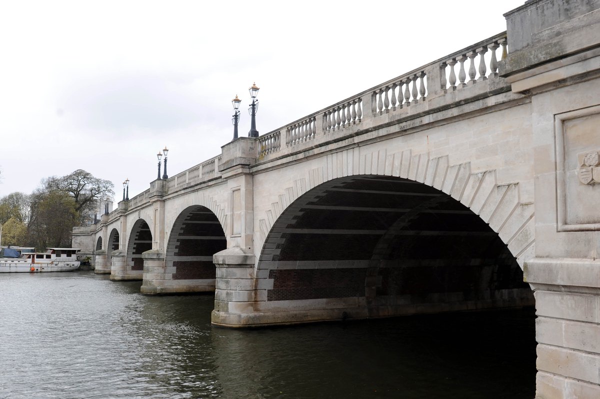 'Vulnerable' woman talked down from Kingston Bridge by police officers surreycomet.co.uk/news/15161663.…