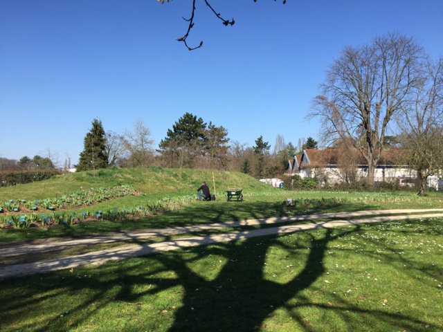 EreDeJeu's tweet photo. Rencontre avec @mairiedeparis @ClassiqueauVert @parisjazzfestival pour la préparation des #Pestacles 2017 au #parcfloral - soleil ! https://t.co/Za6ufL5eSw