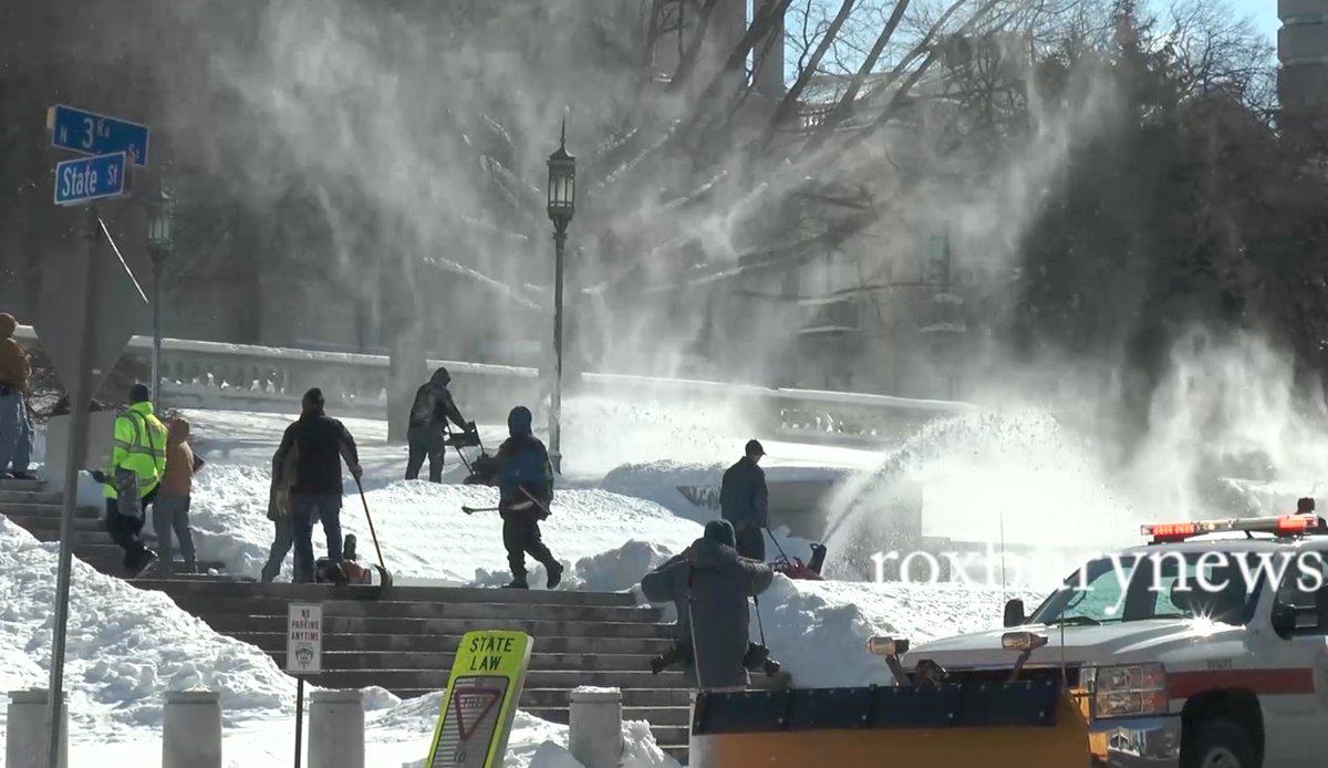 RoxburyNews's tweet photo. Volunteers clearing Capitol steps for #LtDevoe procession @hbgfire https://t.co/YsmFWwOrwW