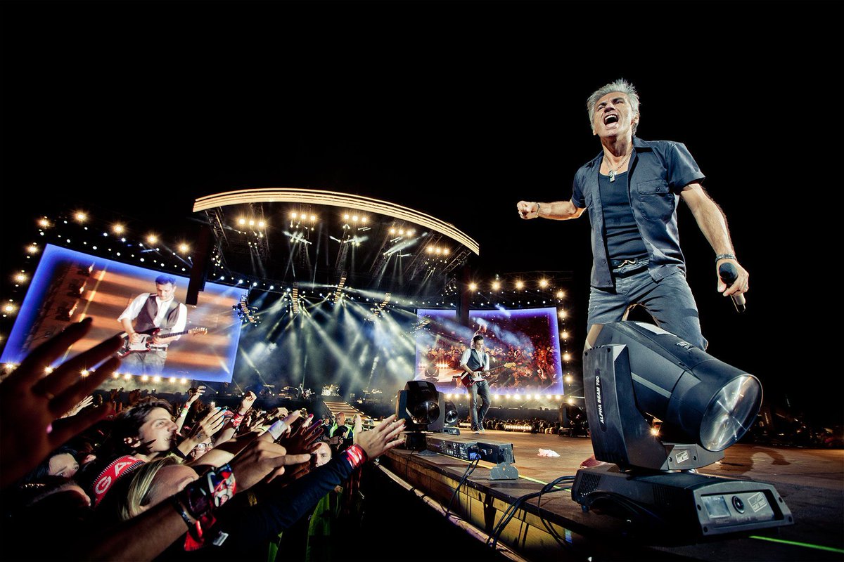 gazzettaReggioE's tweet photo. Nuovo stop per il #madeinItalytour di @ligabue, i fans lanciano l'hashtag #LucianoNoiTiAspettiamo https://t.co/2fnqRVL7OI @gazzettaReggioE https://t.co/DLpqjYMgwW