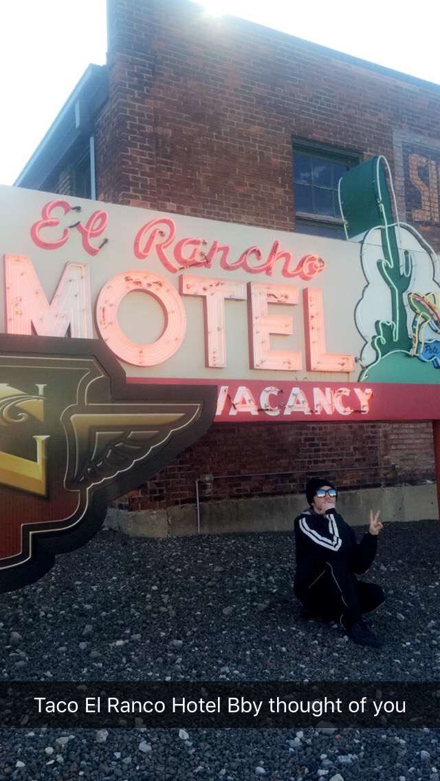 rosegoldqueer's tweet photo. Oh man do I miss @nikoroxx 💕🌮💕 https://t.co/A9p03EDulf