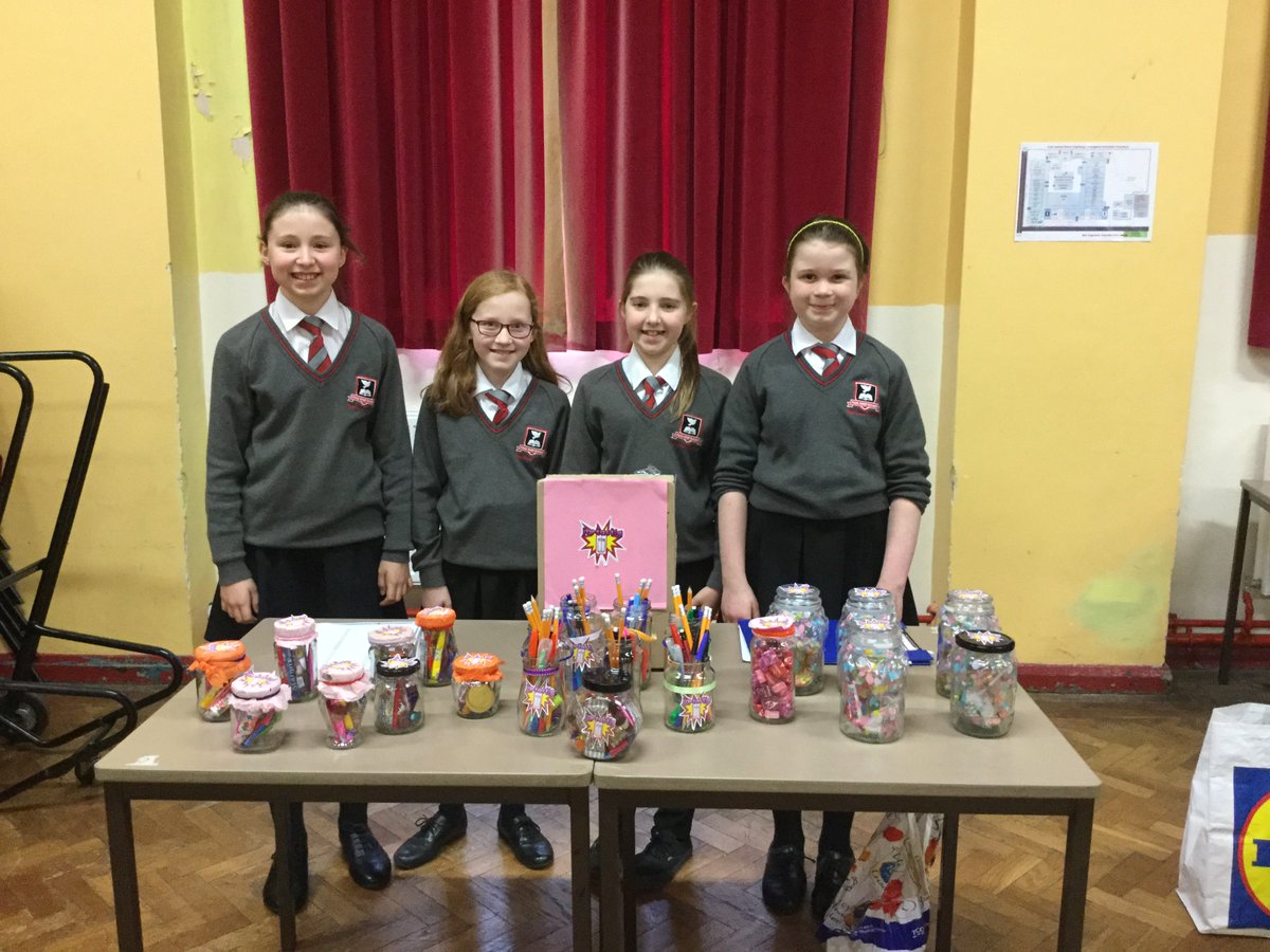 amaethYHR's tweet photo. Neuadd yn brysur bore ma' wrth i ddisgyblion @tennerFiveYE werthu eu cynnyrch #axemen #standbu #jartastic #videogamejunkies @YsgolHR https://t.co/2k0ok1cAEQ