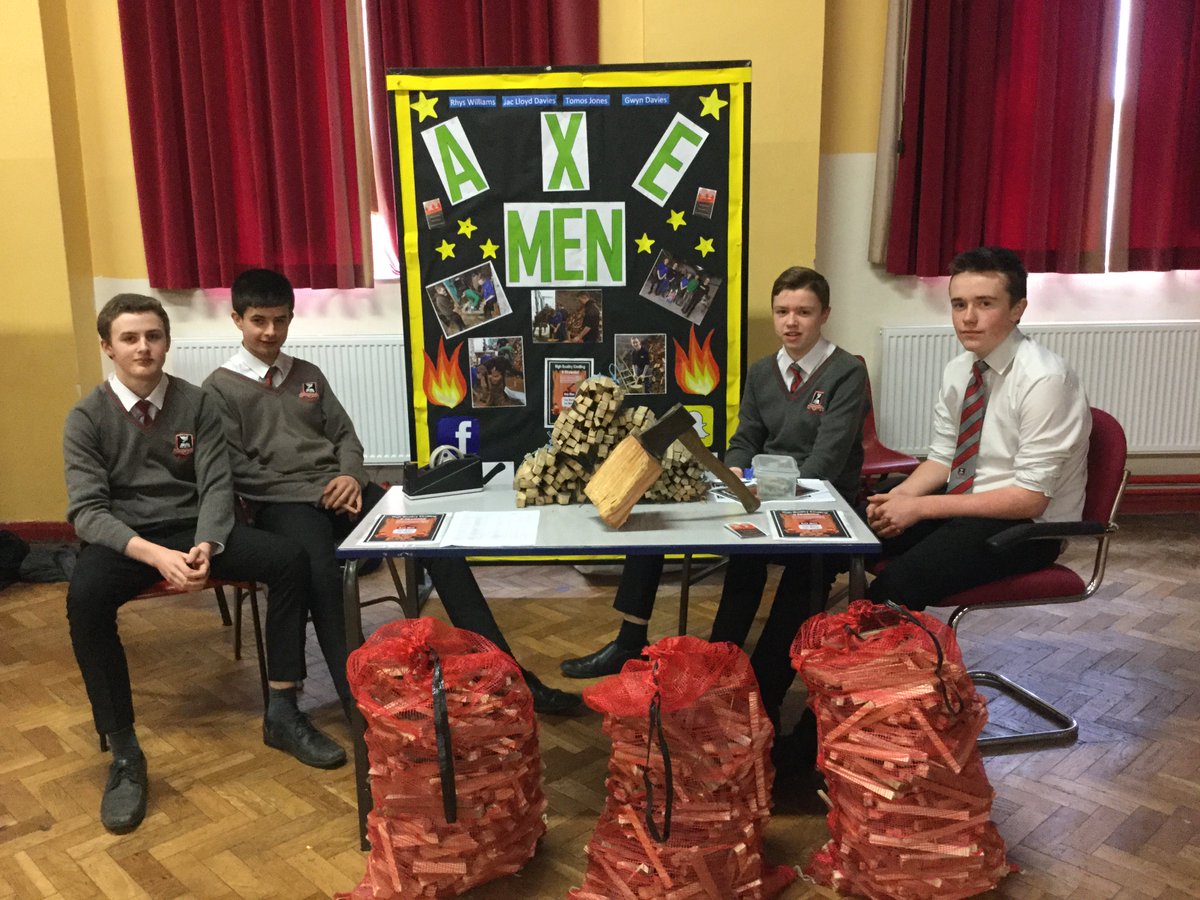 amaethYHR's tweet photo. Neuadd yn brysur bore ma' wrth i ddisgyblion @tennerFiveYE werthu eu cynnyrch #axemen #standbu #jartastic #videogamejunkies @YsgolHR https://t.co/2k0ok1cAEQ