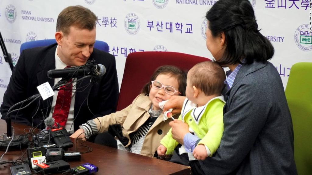 BBC dad's 4-year-old daughter continues to charm the planet cnn.it/2mwu3i0