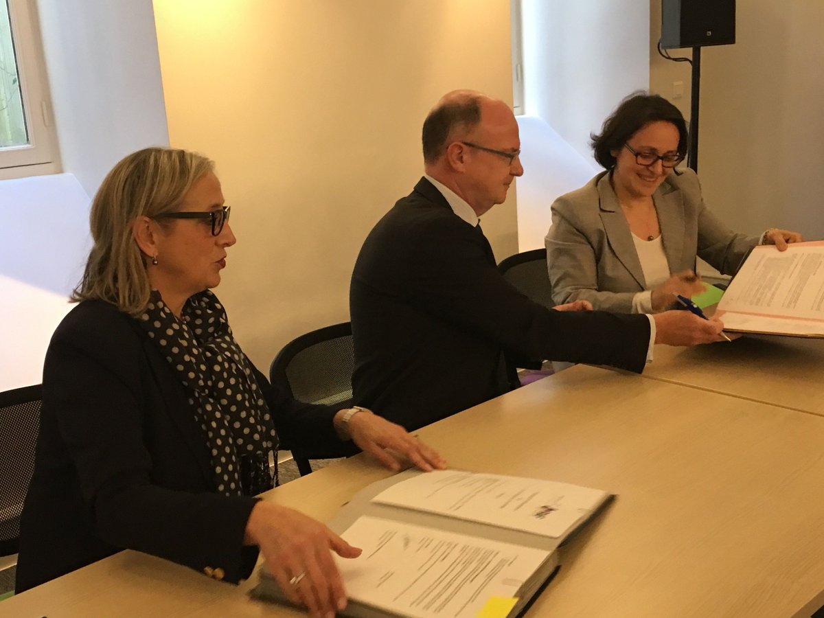 AKTO_OPCO's tweet photo. [Officiel] Convention #NouvelleCalédonie : nous accompagnerons la mise en œuvre du nouveau système de #formpro #FIAF @Br_Dumont #MarieRusso https://t.co/tEL2yRndGC