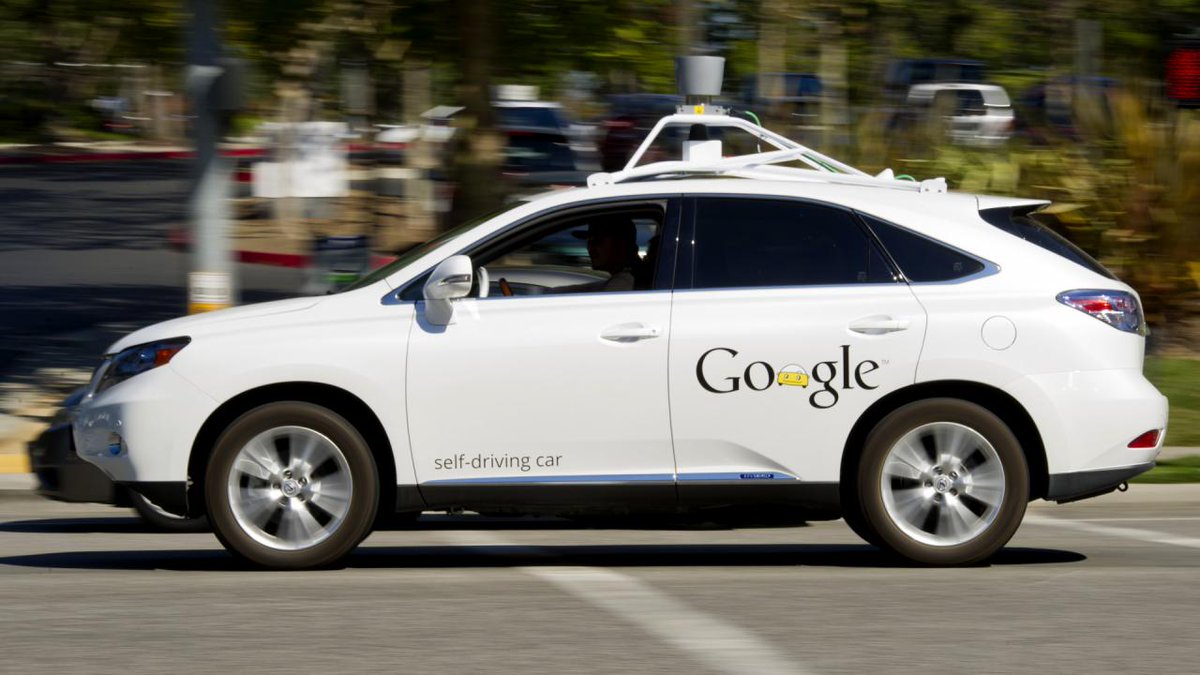 #Volkswagen presenteerde haar #zelfrijdende auto op de #Autosalon van #Genève. #Google loopt voorop qua technologie: berekenautokosten.nl/nieuws/id/70/z…