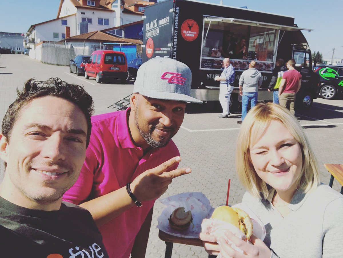 EsumePatrick's tweet photo. Im Schwarzwald angekommen und erstmal einen Burger.... #fivemobility #heimatevent #schwarzermannschwarzerwald #coachesume #rannfl https://t.co/cvvJpOWexw