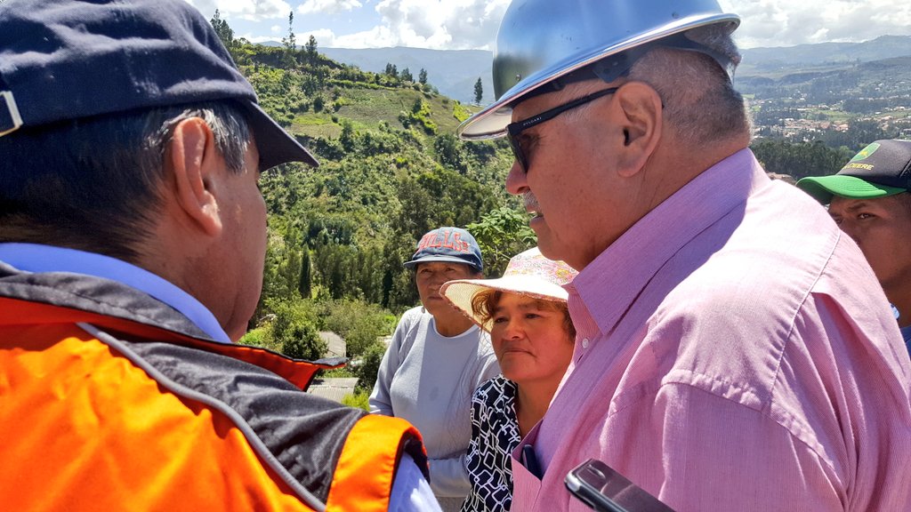 MarceloHCabrera's tweet photo. Desde la madrugada estamos trabajando en el sector de Reina de la Paz en la parroquia Llacao las fuertes lluvias causaron este deslizamiento https://t.co/yVuuKXkFur