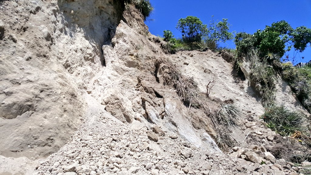 Desde la madrugada estamos trabajando en el sector de Reina de la Paz en la parroquia Llacao las fuertes lluvias causaron este deslizamiento