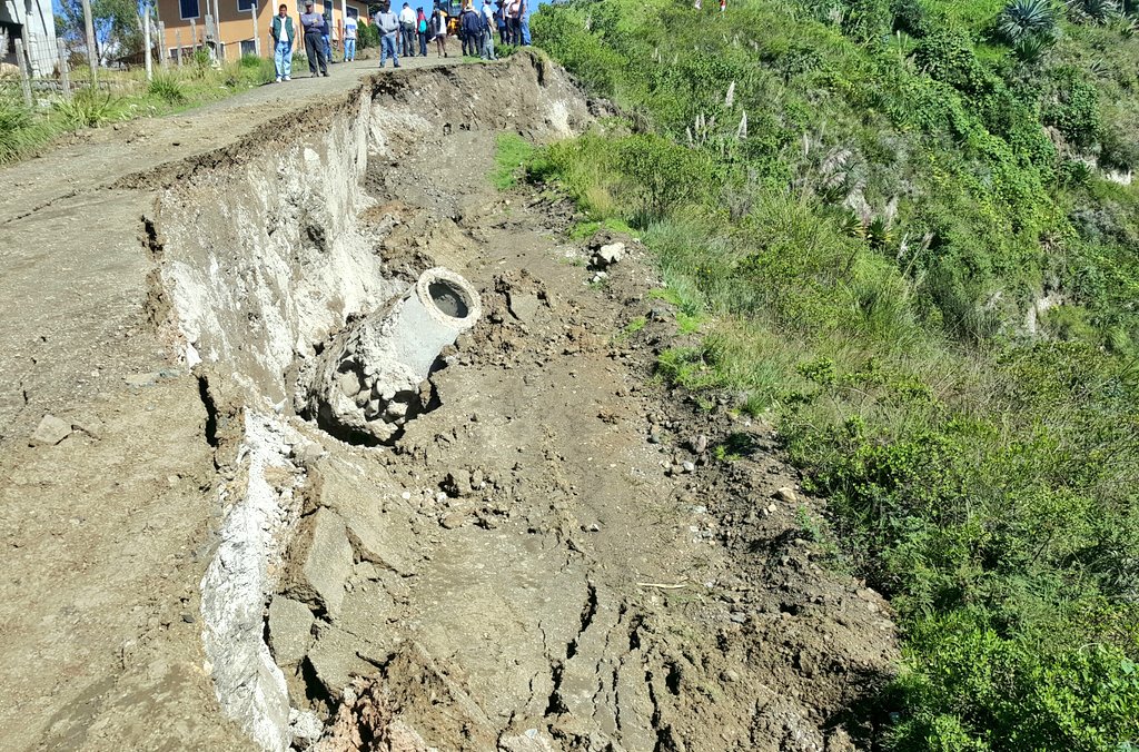 El deslizamiento del talud natural afectó  parte de la vía y así mismo a las tuberías de agua potable y alcantarillado del sector.