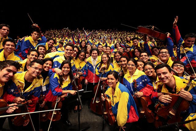 La Orquesta Simón bolívar contiene con 170 músicos y es el buque insignia de <a href="/elsistema/">El Sistema</a>! Ha sido increíble ver uno de sus ensayos!