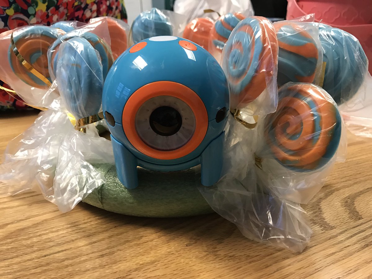 ms_deljuidice's tweet image. #CSForAll Bake Sale to help fund our @DonorsChoose projects was a total success! Thank you @KMccormacknyc @tkg217 for all of your support!