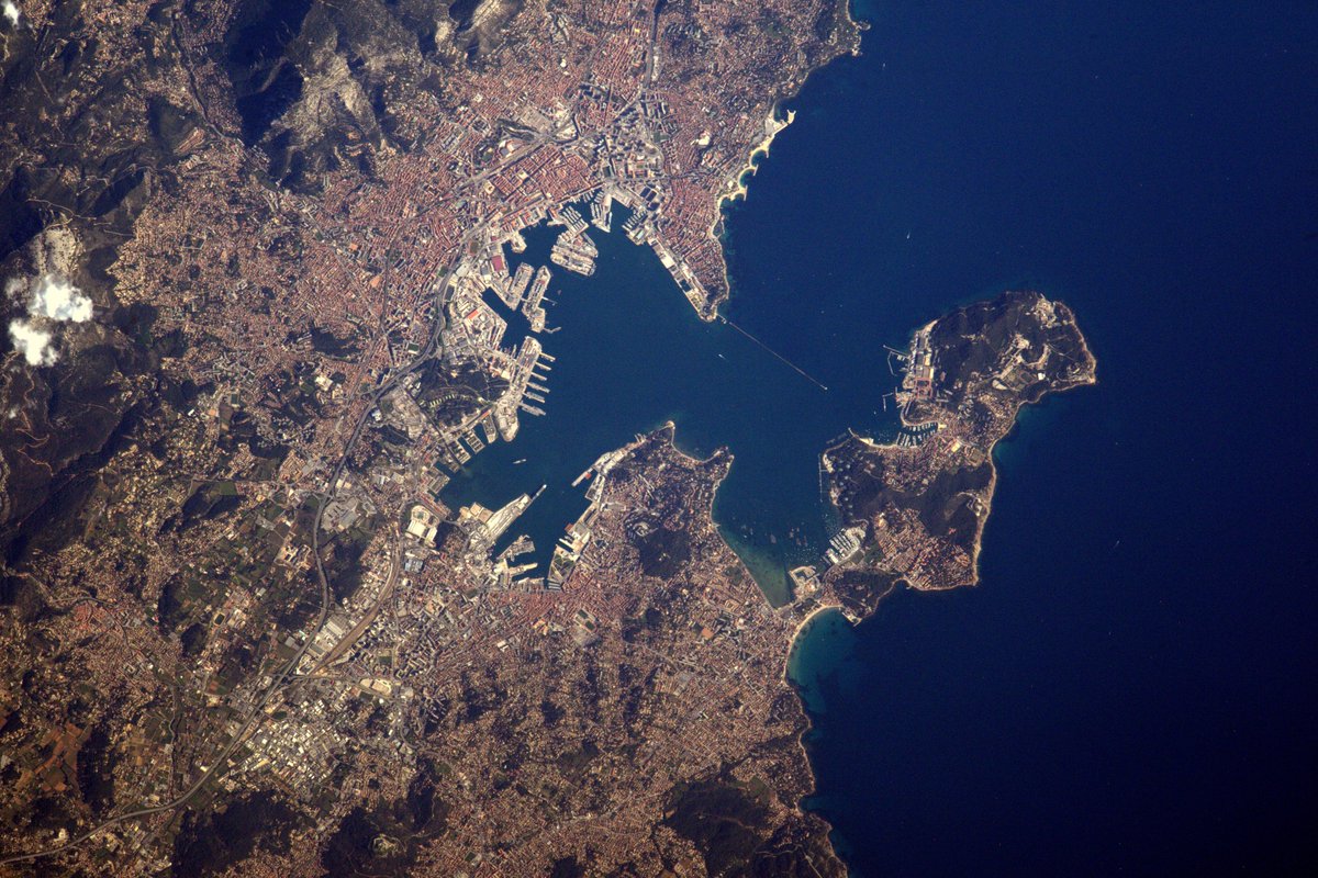#Toulon, port d’attache de la flotte de la Marine française, dont on aperçoit les navires à quai flic.kr/p/SF7rFE #Proxima