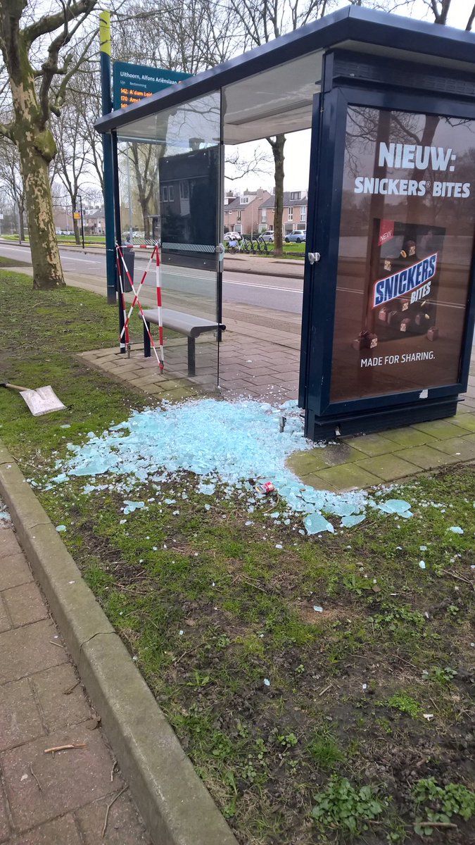 Gem_Uithoorn's tweet photo. Spoor van vernieling door #Uithoorn Bushokjes gesloopt. Getuigen graag melden bij @POLAU247 0900-8844 https://t.co/iJAHelKKzs @petershotnews https://t.co/6vzm99xozM