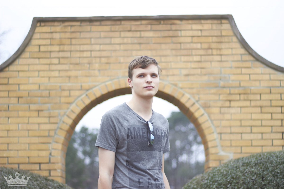 AlluringLens's tweet image. 