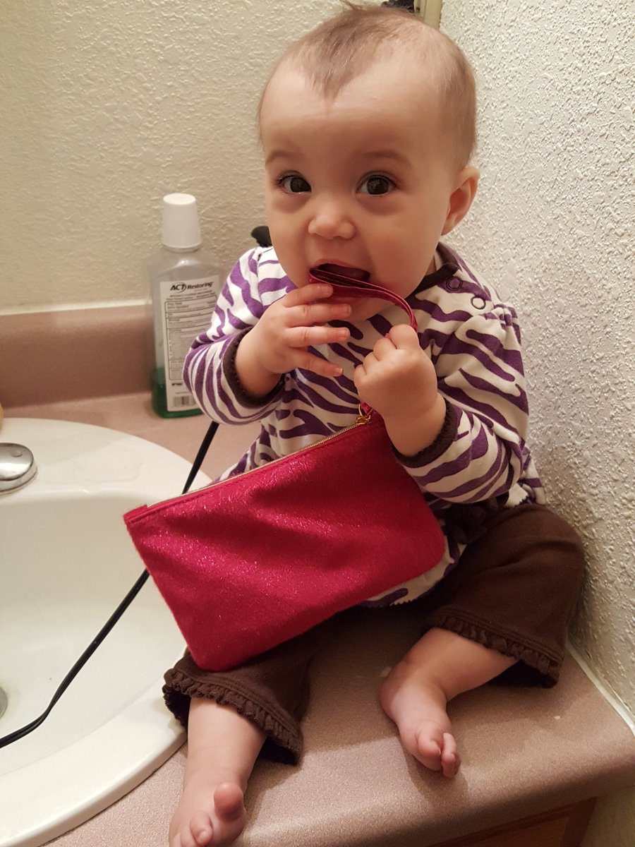 xSamMoorex's tweet photo. The only way she would allow me to get ready this morning 😊 @ipsy #momlife #cutestbaby https://t.co/7ipY7LtmFq