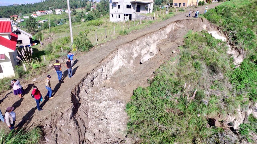 MarceloHCabrera's tweet photo. Una familia de 9 miembros fueron evacuados a los albergues municipales. Todo nuestro contingente de seguridad y prevención esta activado. https://t.co/DYVa6phavs