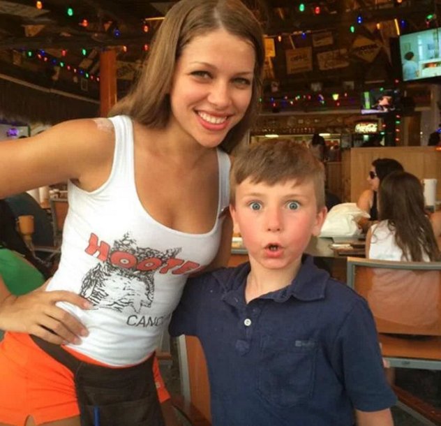 His first visit to a Hooters. Magic https://t.co/BPnRD36c59