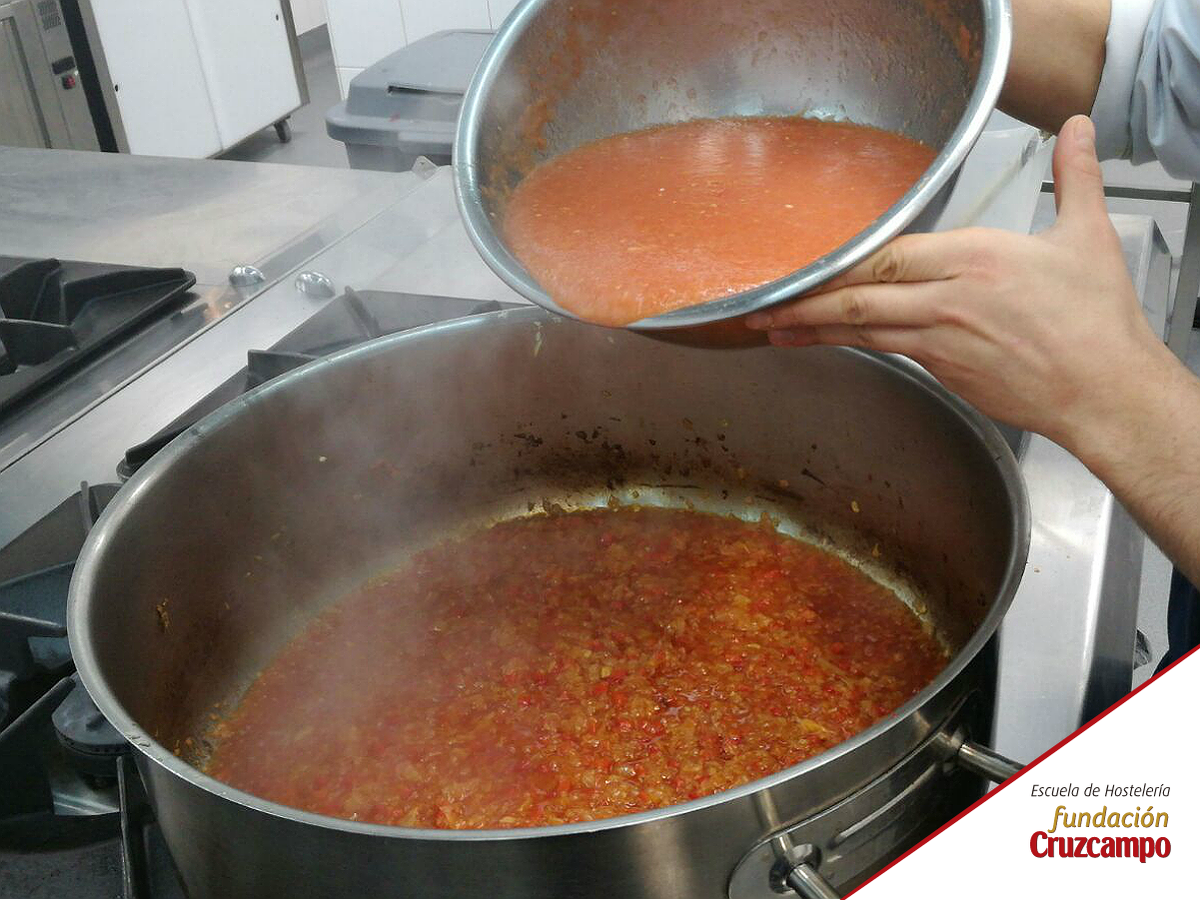 EHFunCruzcampo's tweet photo. Nuestros chicos de Sevilla dejaron a punto un atún de @bancalimentos para el Comedor Social de la Orden de Malta :) https://t.co/mjIjedmUHB