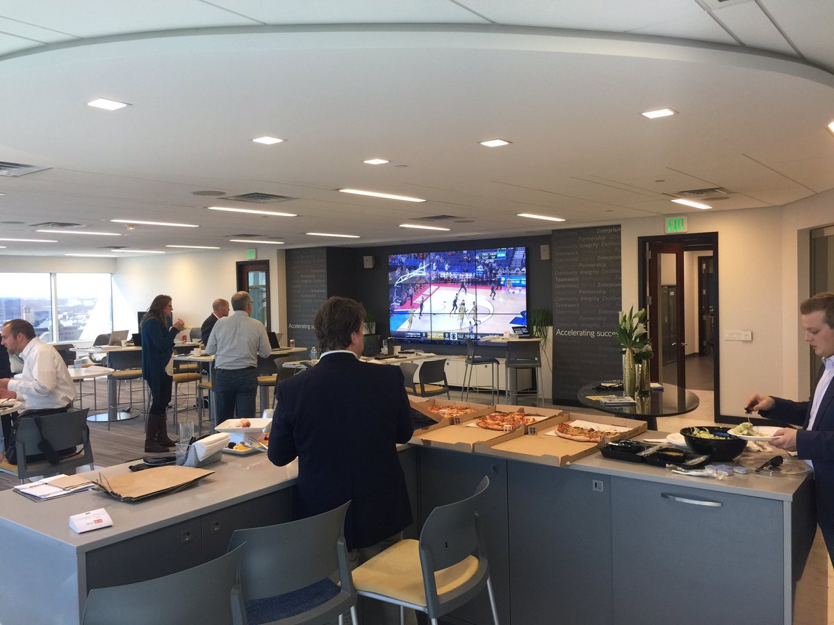 what_I_C_atPVC's tweet photo. CCIM knows how to mix business with pleasure! #marchmadness #ci104 https://t.co/rrMnrFmDRg