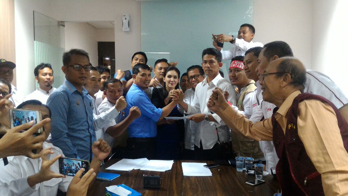 Td siang pkl 13.00 WIB Rieke Diah Pitaloka, Anggota Baleg <a href="/DPR_RI/">DPR RI</a> audiensi menerima perwakilan ribuan perawat honorer. <a href="/riekediahp/">Rieke Diah Pitaloka</a>