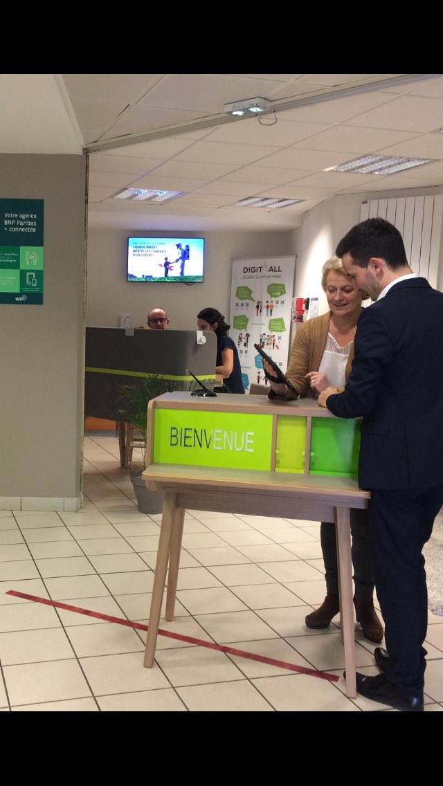 bea_chanetef's tweet image. #préférenceclient#bnpparibas agence#St Médard en Jalles. Des collaborateurs fiers de présenter leur agence réaménagée, + connectée#digital