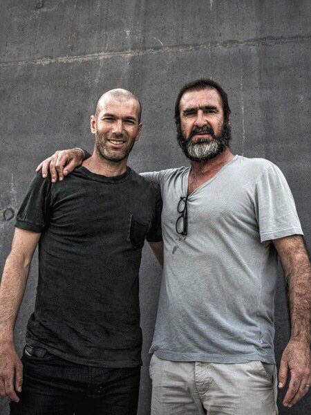 TotallyMUFC's tweet photo. Eric Cantona with a fan 

#Mufc #EricTheKing https://t.co/uqGdXdaRQ5