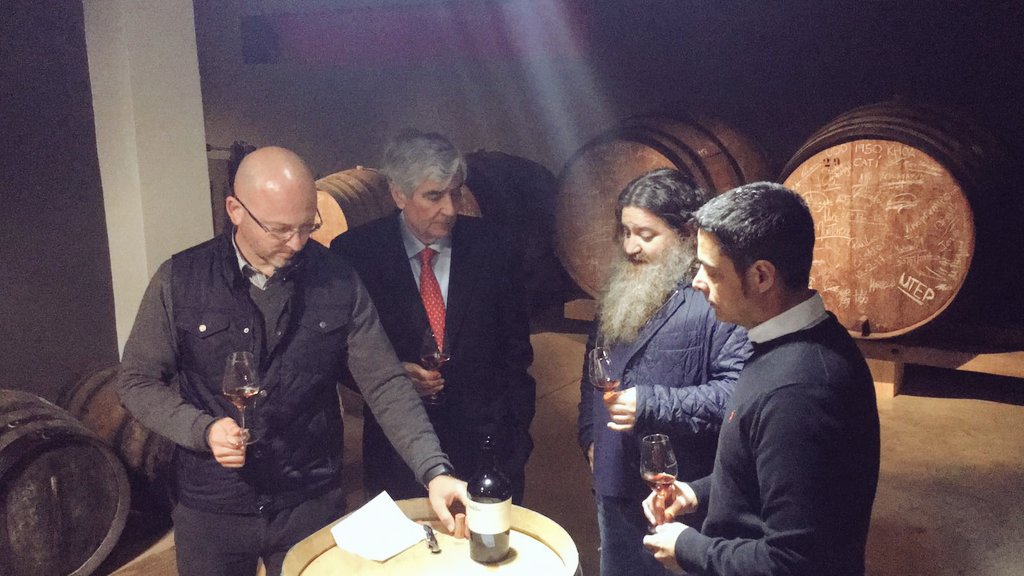 MGWines_Group's tweet photo. Desvelamos el #FondillónMGWines con los enólogos y Luis Miñano, presidente de MGWines #momentosfondillón #Alicante https://t.co/JWaDJolrJG