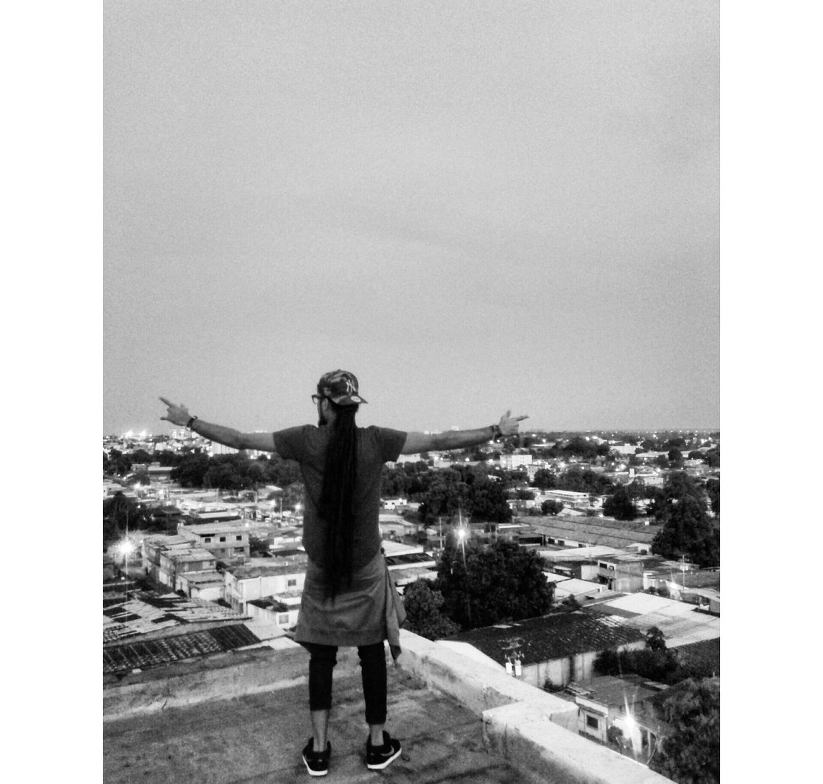 Ruskiflow's tweet photo. yo camino ciego y confiado y nadie me atropella por que usted ha dejado las huellas y yo camino encima de ellas... FELIZ JUEVES...
#2017 https://t.co/0r25Yh9CF3
