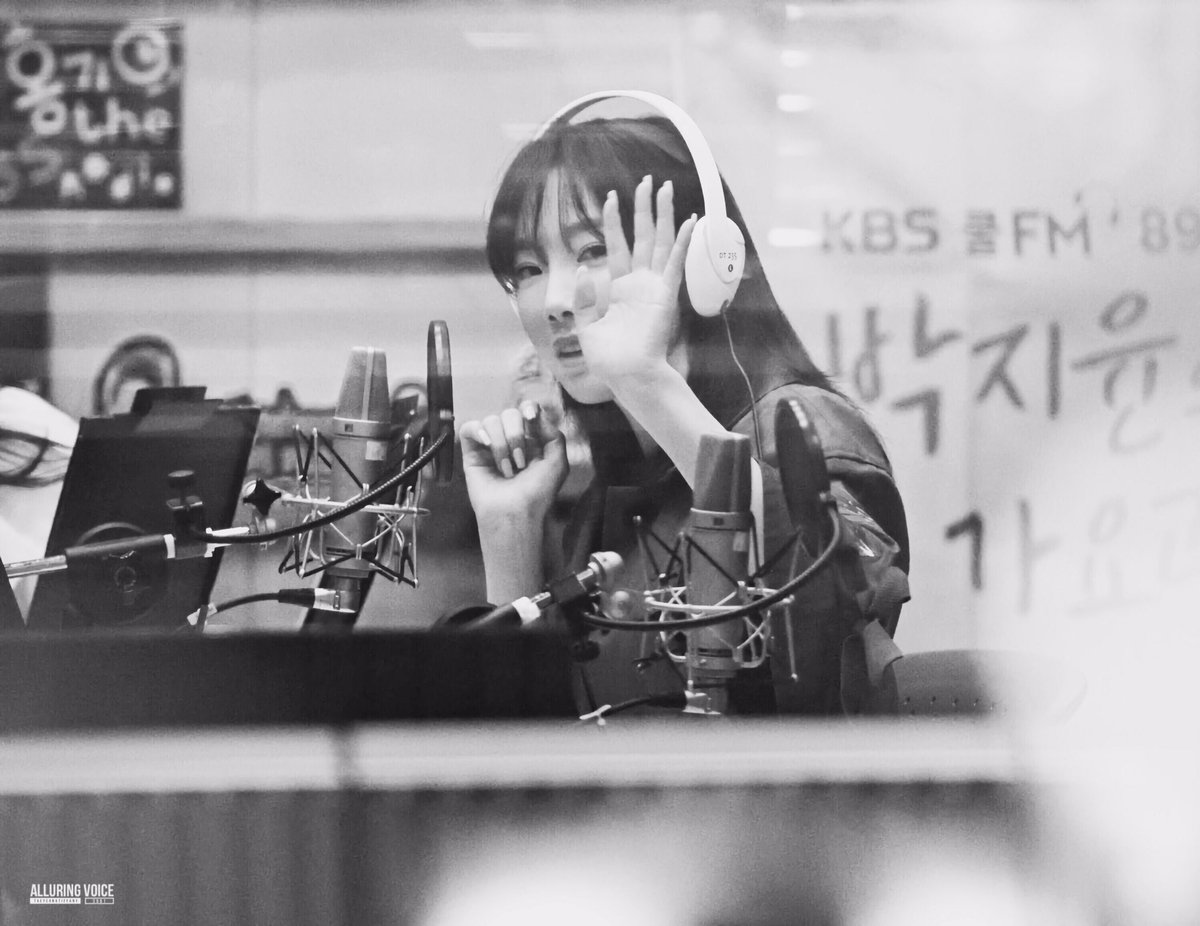 [PIC][14-03-2017]TaeYeon trở thành khách mời trên "KBS CoolFM Park Jiyoon's Gayo Plaza Radio" + Ghi hình cho chương trình "KBS Yoo Hee Yeol Sketchbook" vào hôm nay - Page 4 C7Dc4L3VoAAhFJn