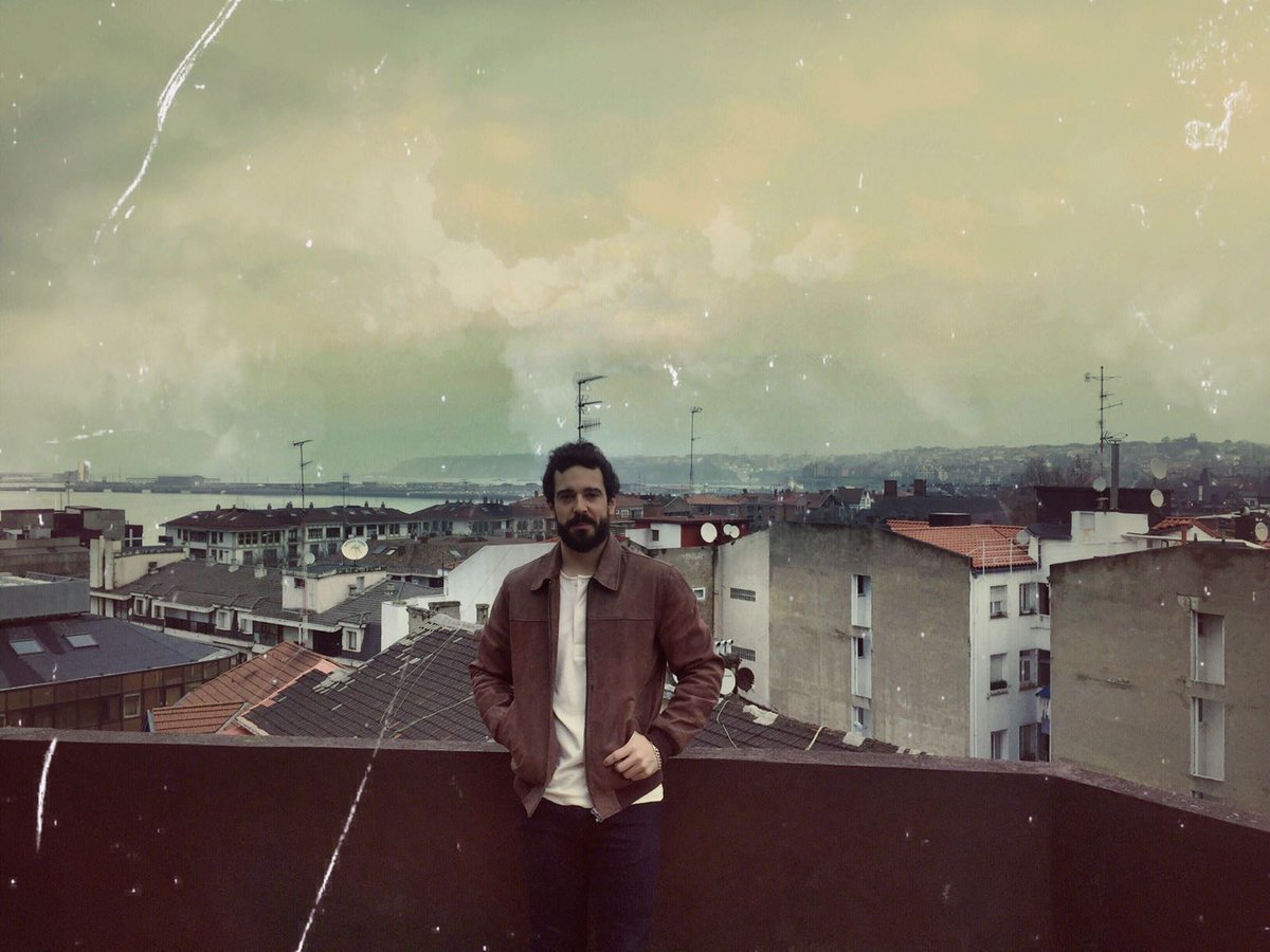 ehdt's tweet photo. "Gure Eneko" como nos gusta llamarle cariñosamente, en la terraza de @Vinilo_FM antes de su entrevista sobre #IgeretxeSound #Festival 🤣 https://t.co/bO7xt4uQnR
