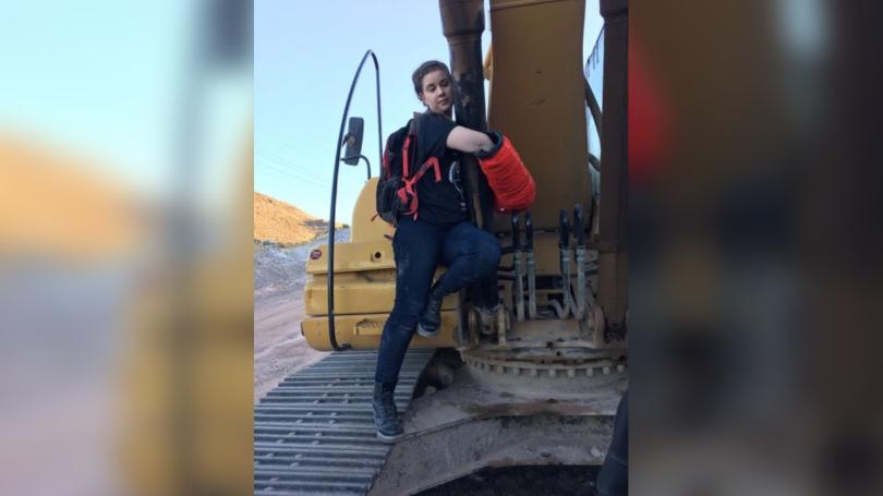 AmericanIndian8's tweet photo. Woman arrested after binding herself to machinery to protest Trans-Pecos Pipeline
https://t.co/YRlLD00Xt0
#NoTransPecos #INDIGENOUS #TAIRP https://t.co/BBrMwJTeLh