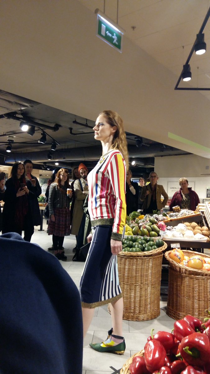 BeasleyMedArb's tweet photo. @joannehynes @dunnesstores #art #rousseau #brilliant #SS17 this AM #stephensgreensc with your apples & avocados https://t.co/RoHXPsxj8i