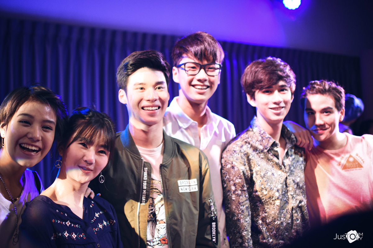 JustOhmToey's tweet photo. ละครสนุกมากเลยจ้า 😉
@ImerbSittiwat @ohmpawatt @peakpeemapol 
#toeysittiwat #H2Ohm17 
#apieceofcakeonstage https://t.co/XNQGMpSPrD
