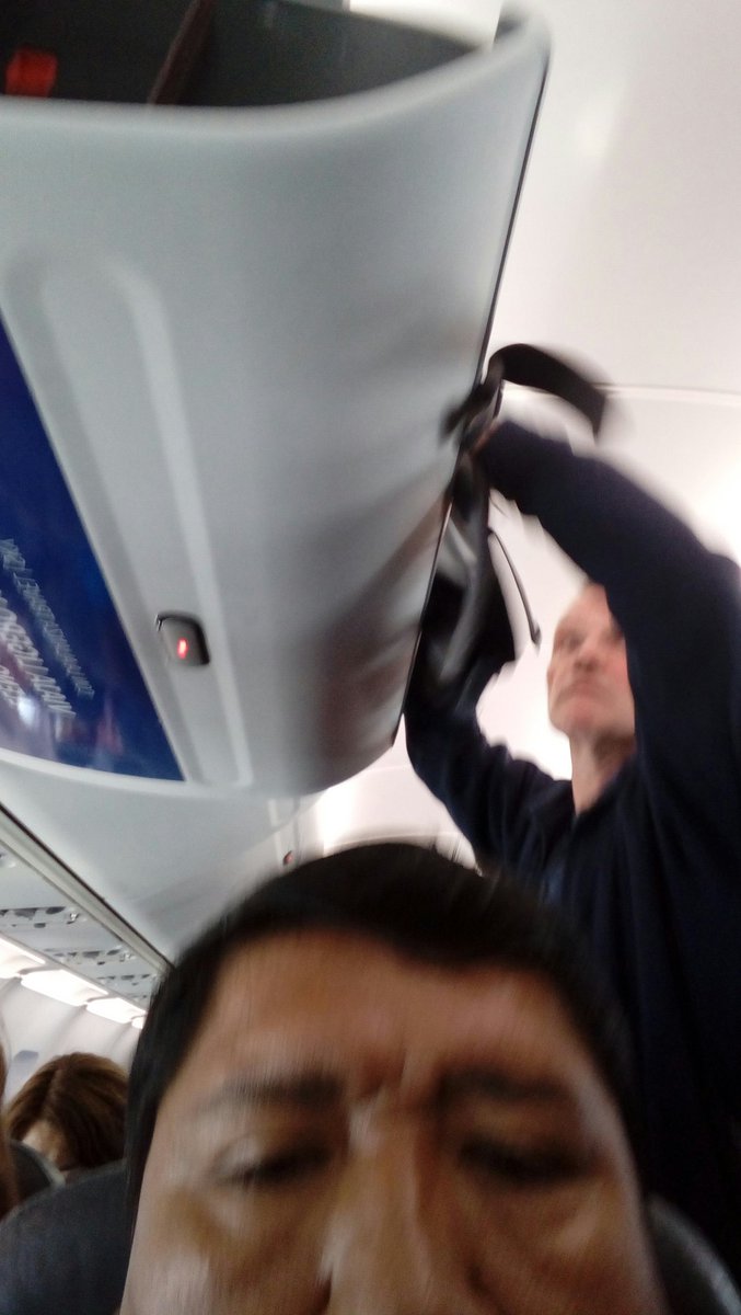 mmarces's tweet photo. Por fin, viajando de Puerto Montt a Punta Arenas.
Vuelo atrasado de #skyairline , 11:10 de la mañana. 
Pero igual #YoViajoConelChile .
😄😄😄 https://t.co/dTPjL5LuCm